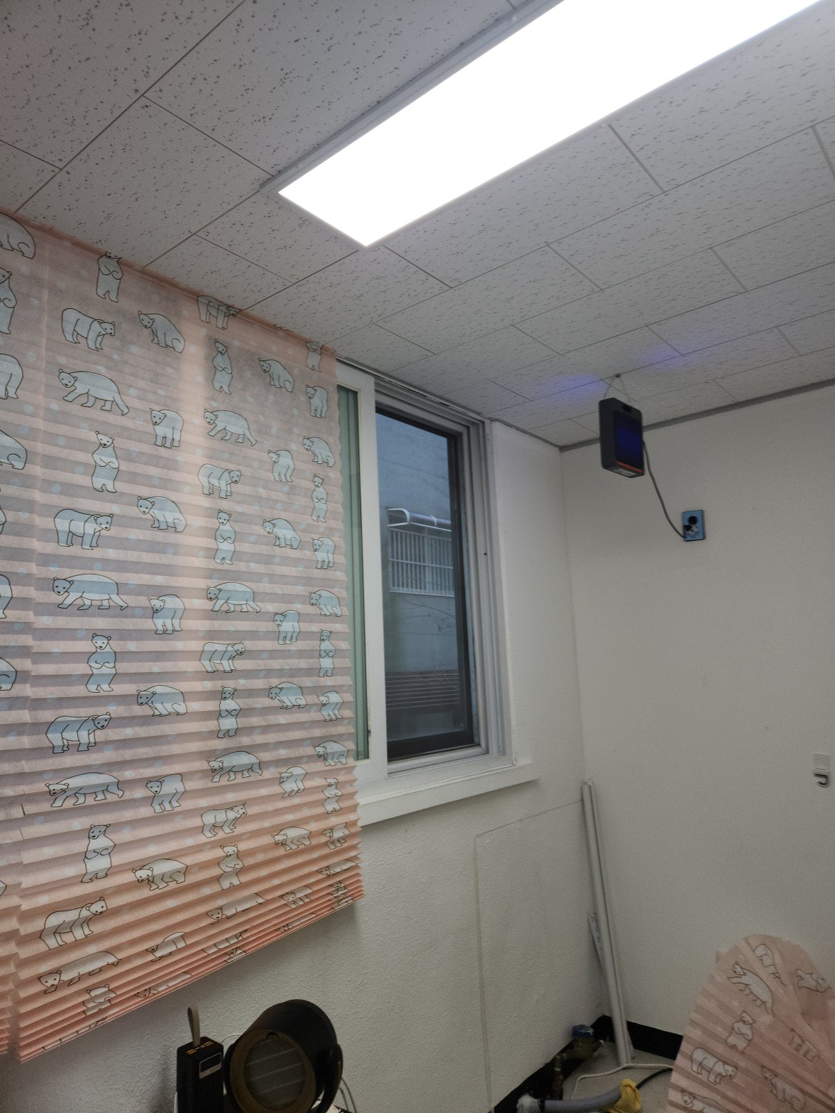 베란다 유리 타공